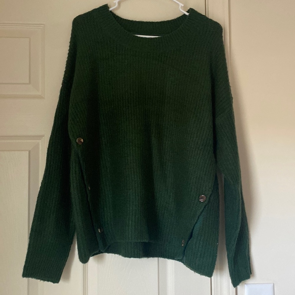 Cute dark green sweater!